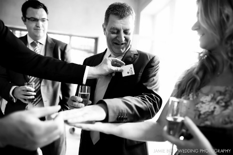entertaining_wedding_guests_with_magic.jpg